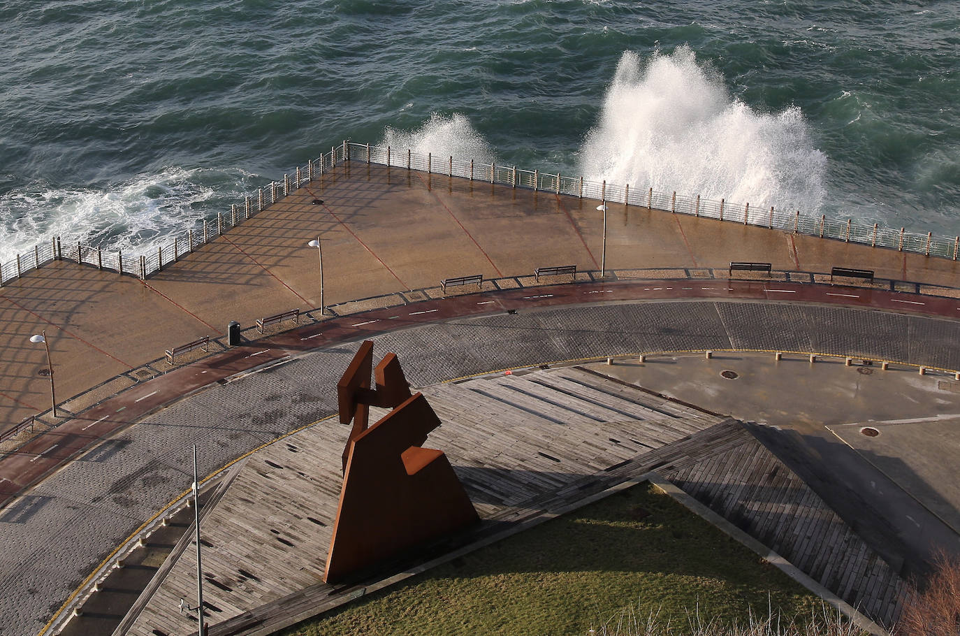 Aemet eleva a alerta naranja el aviso por olas para las próximas horas, aunque lo peor llegará el viernes