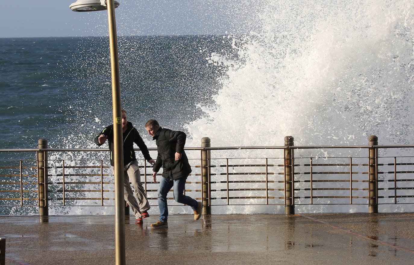 Aemet eleva a alerta naranja el aviso por olas para las próximas horas, aunque lo peor llegará el viernes