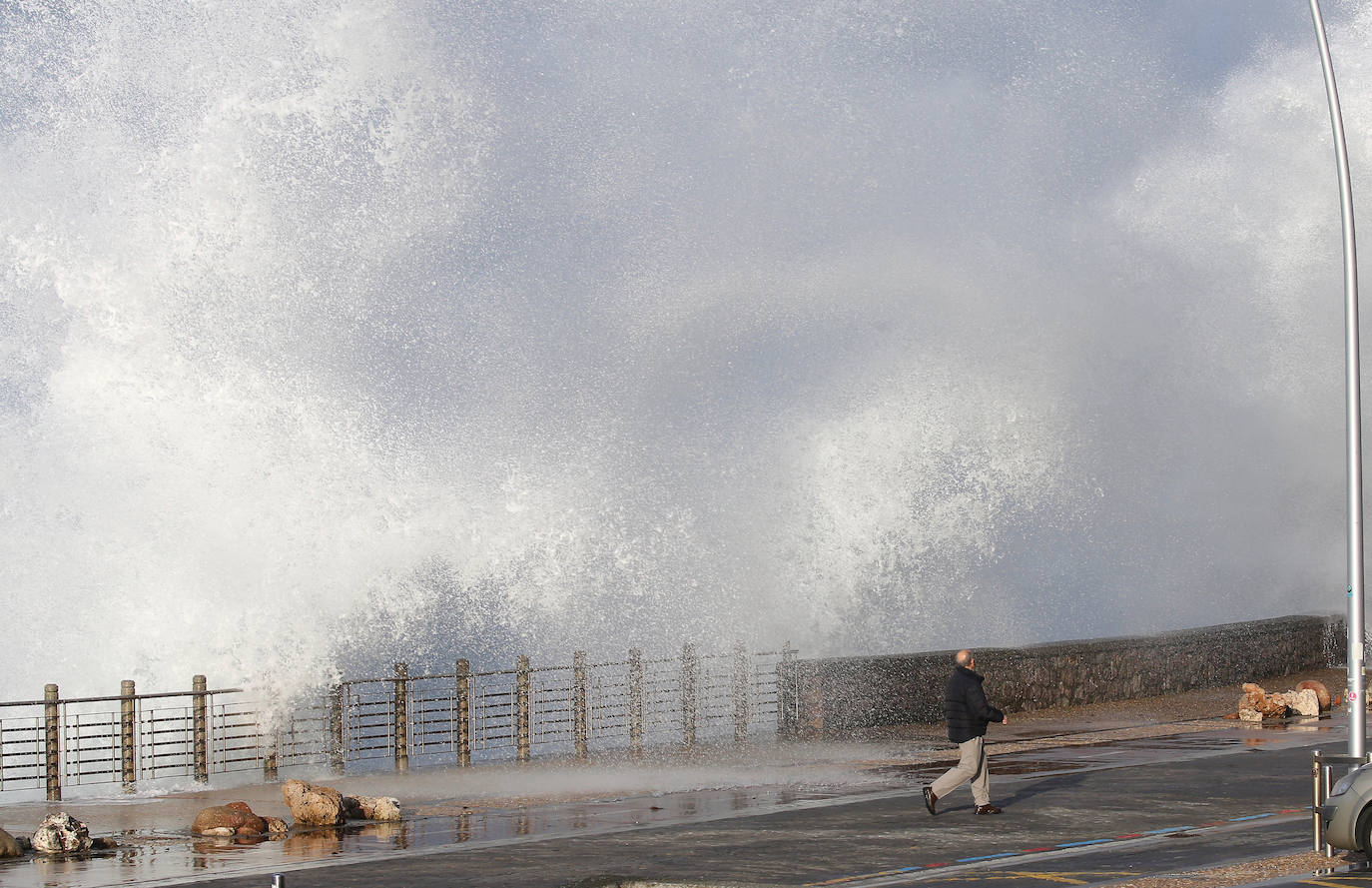 Aemet eleva a alerta naranja el aviso por olas para las próximas horas, aunque lo peor llegará el viernes
