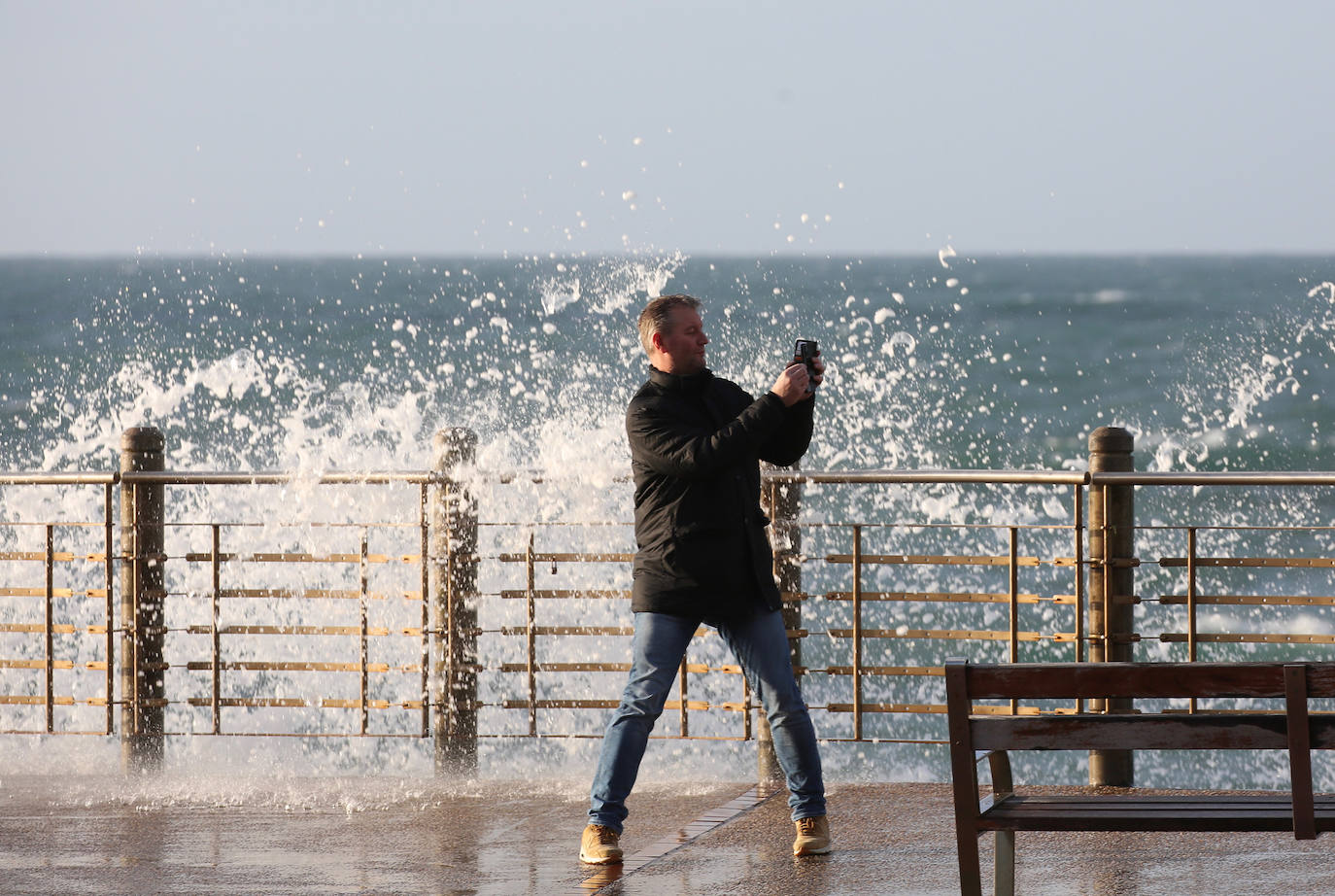 Aemet eleva a alerta naranja el aviso por olas para las próximas horas, aunque lo peor llegará el viernes