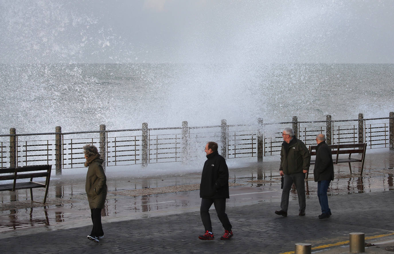 Aemet eleva a alerta naranja el aviso por olas para las próximas horas, aunque lo peor llegará el viernes