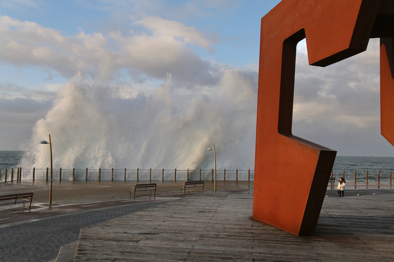 Aemet eleva a alerta naranja el aviso por olas para las próximas horas, aunque lo peor llegará el viernes