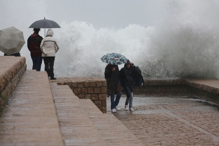 Aemet eleva a alerta naranja el aviso por olas para las próximas horas, aunque lo peor llegará el viernes