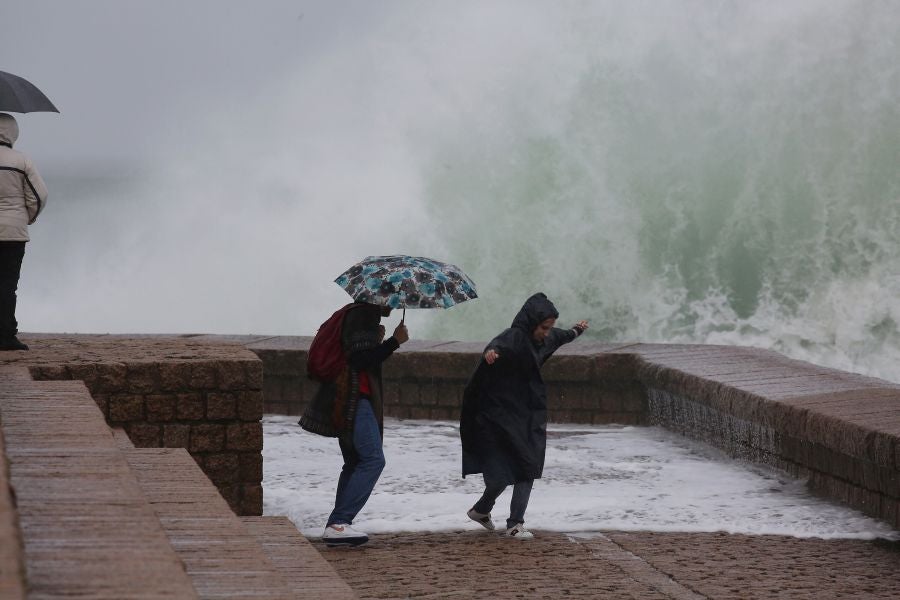 Aemet eleva a alerta naranja el aviso por olas para las próximas horas, aunque lo peor llegará el viernes