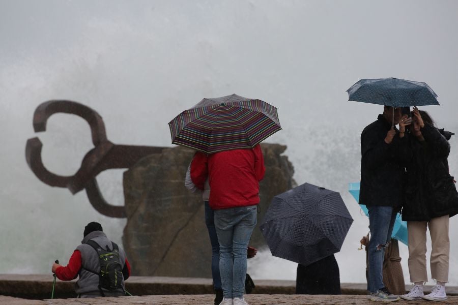 Aemet eleva a alerta naranja el aviso por olas para las próximas horas, aunque lo peor llegará el viernes