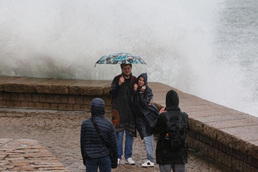 Aemet eleva a alerta naranja el aviso por olas para las próximas horas, aunque lo peor llegará el viernes