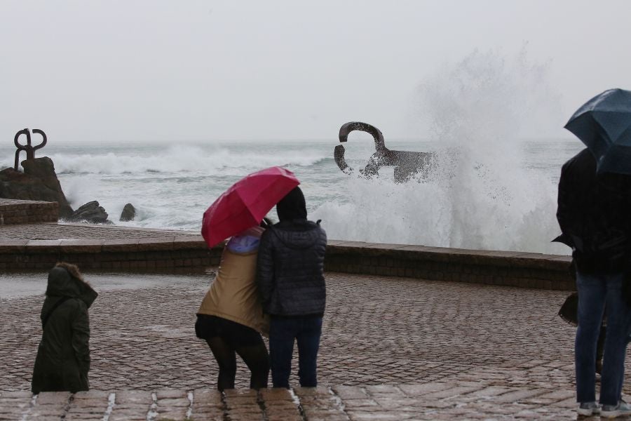 Aemet eleva a alerta naranja el aviso por olas para las próximas horas, aunque lo peor llegará el viernes