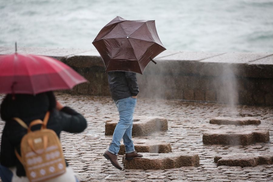 Aemet eleva a alerta naranja el aviso por olas para las próximas horas, aunque lo peor llegará el viernes