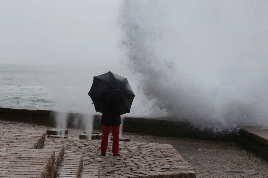 Aemet eleva a alerta naranja el aviso por olas para las próximas horas, aunque lo peor llegará el viernes