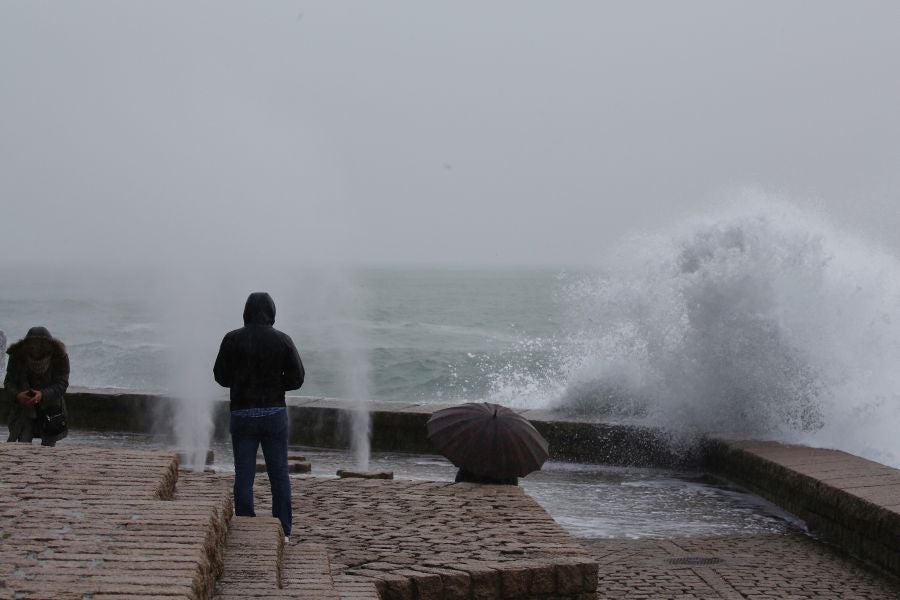 Aemet eleva a alerta naranja el aviso por olas para las próximas horas, aunque lo peor llegará el viernes
