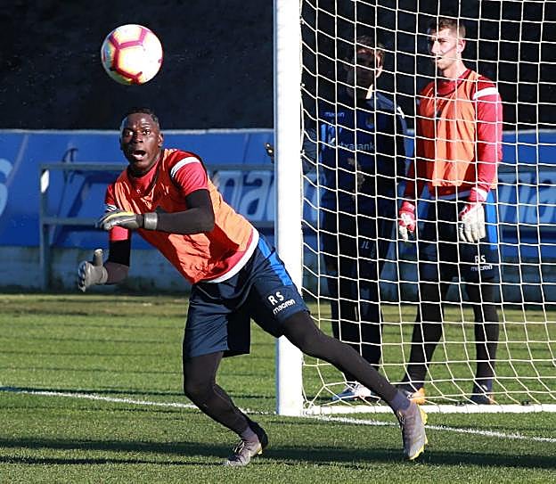 Moisés Ramírez salta a detener un balón durante un entrenamiento en Zubieta. 