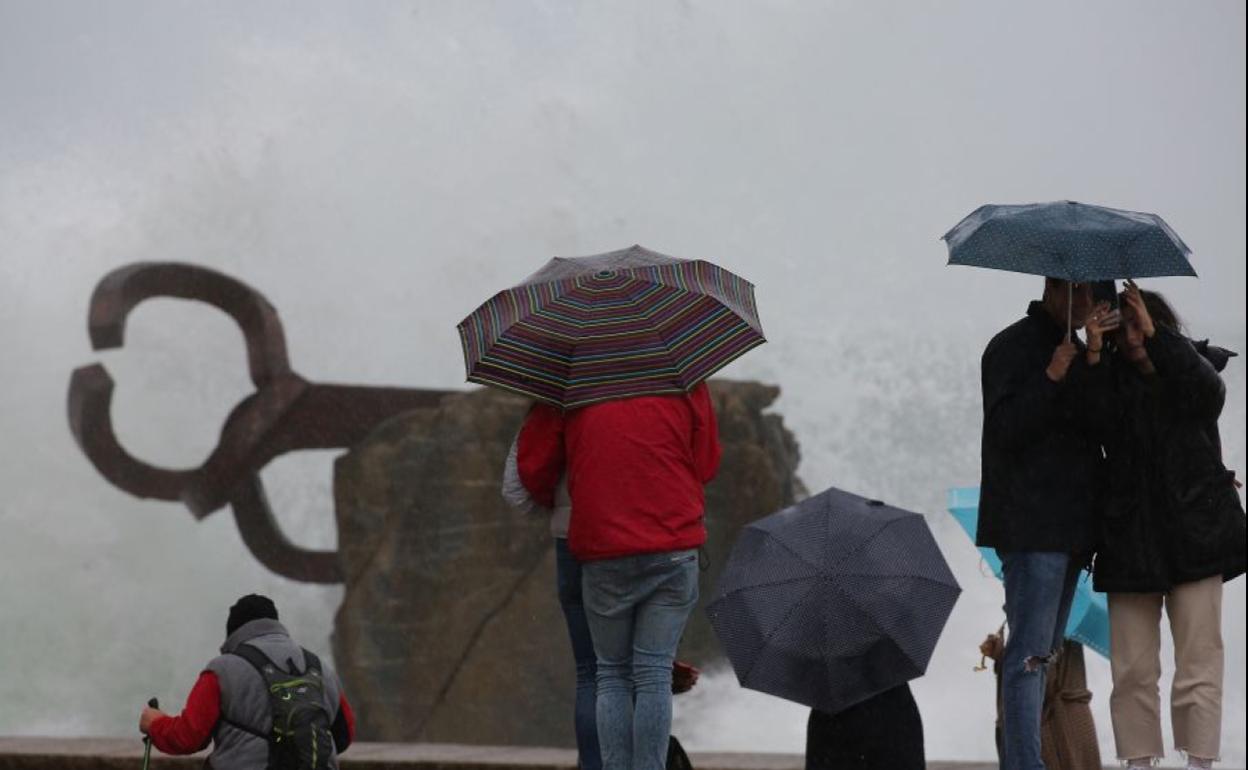 El Peine del Viento, escenario de oleaje. 