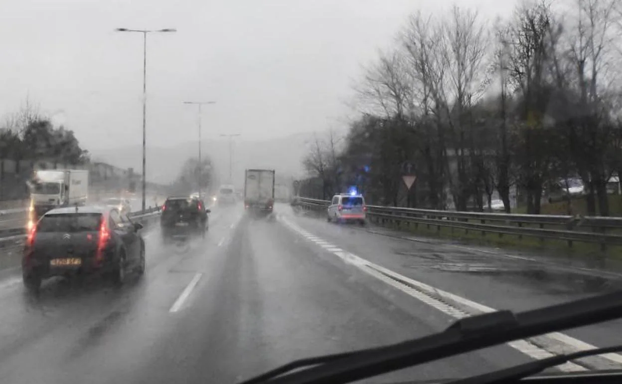 Tráfico denso tras el accidente en Villabona. 