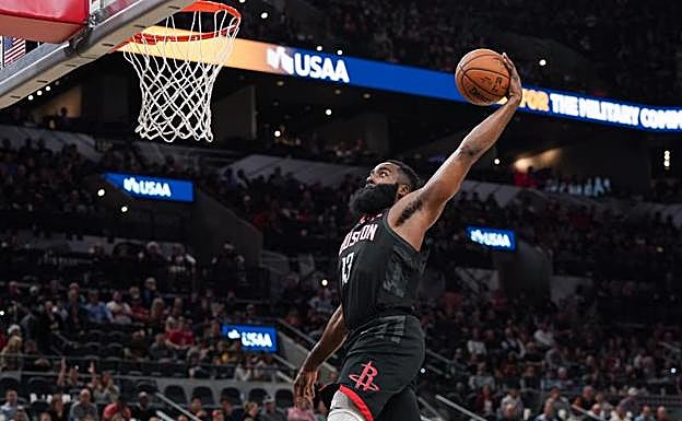 James Harden, haciendo un mate 