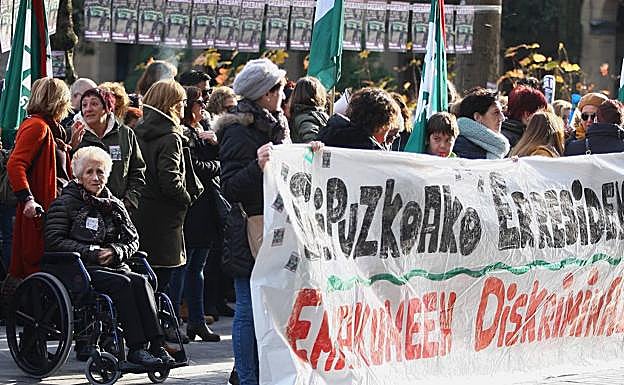 Protesta de trabajadores de residencias de mayores ante la Diputación de Gipuzkoa.