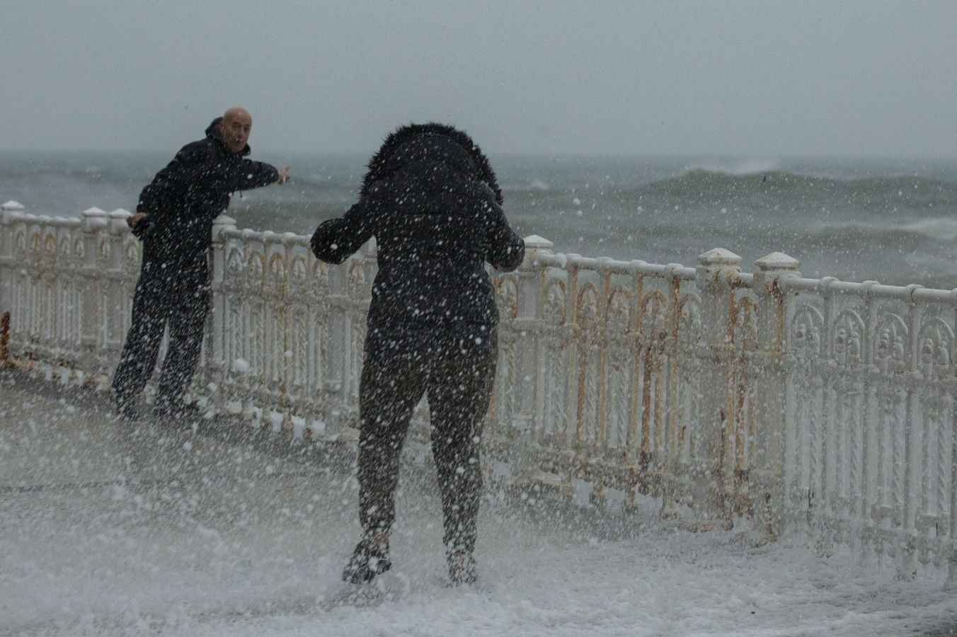 Olas de más de nueve metros ponen en jaque este viernes al litoral guipuzcoano