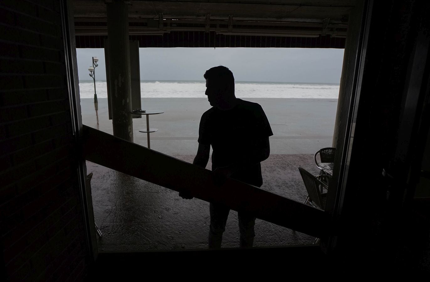 Olas de más de nueve metros ponen en jaque este viernes al litoral guipuzcoano