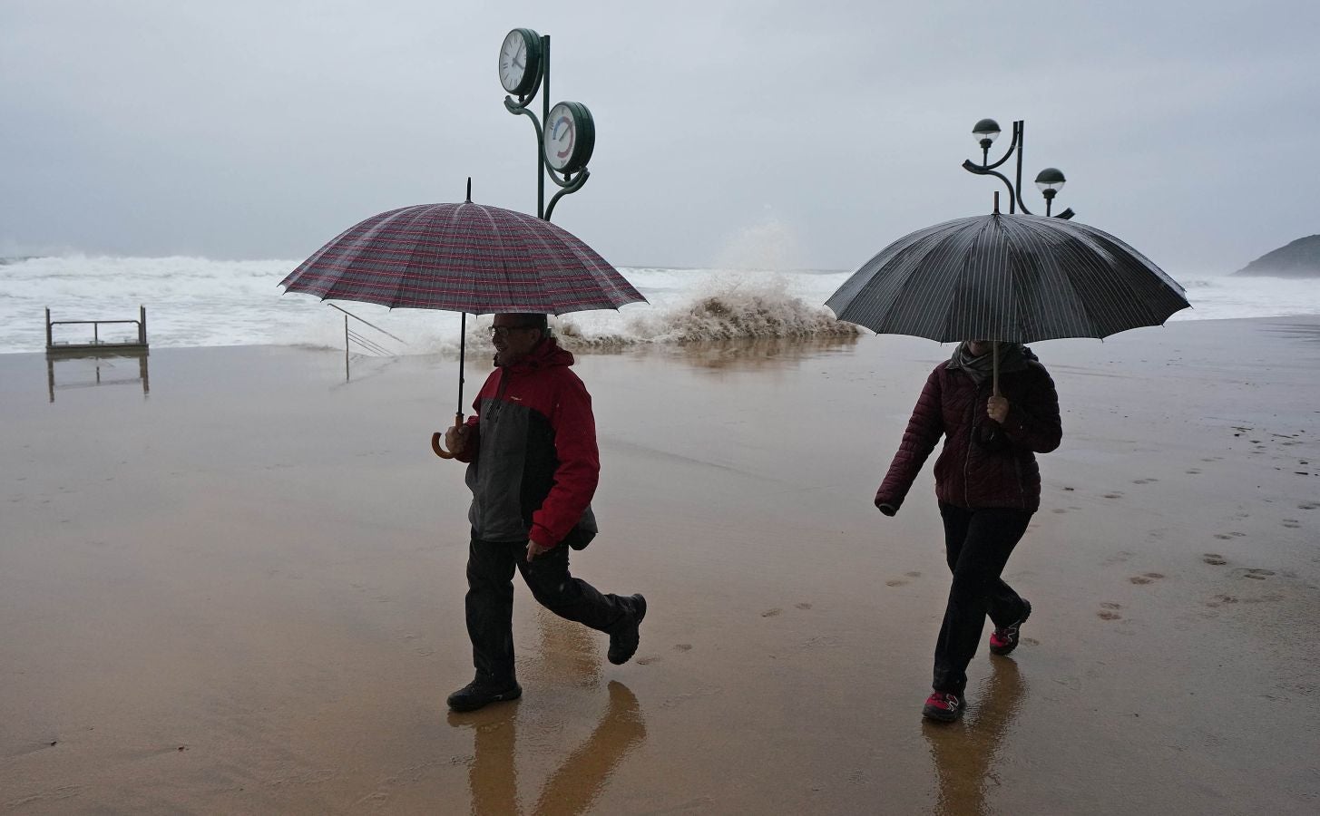 Olas de más de nueve metros ponen en jaque este viernes al litoral guipuzcoano