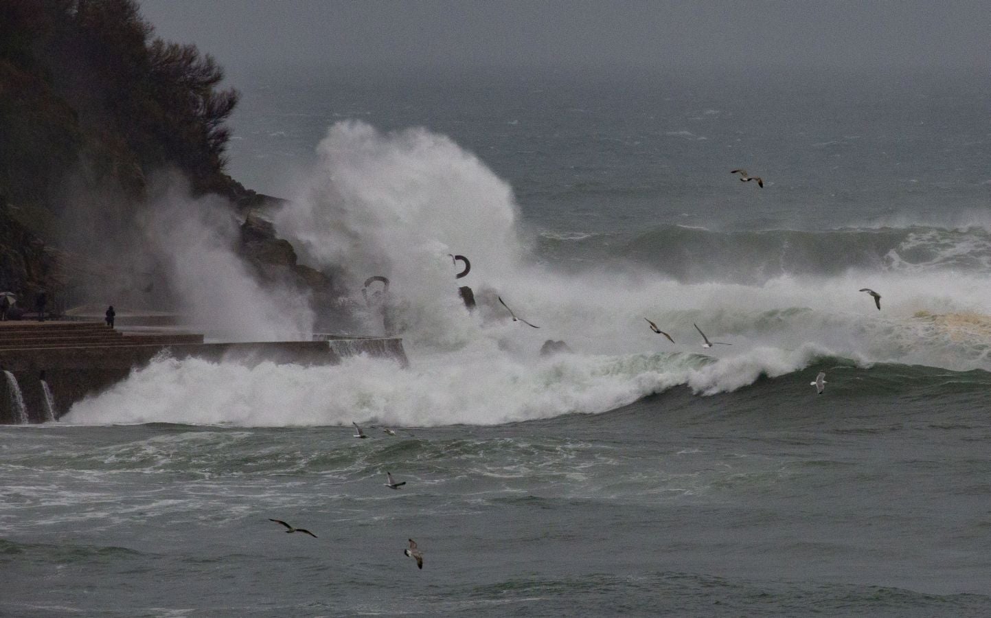 Olas de más de nueve metros ponen en jaque este viernes al litoral guipuzcoano