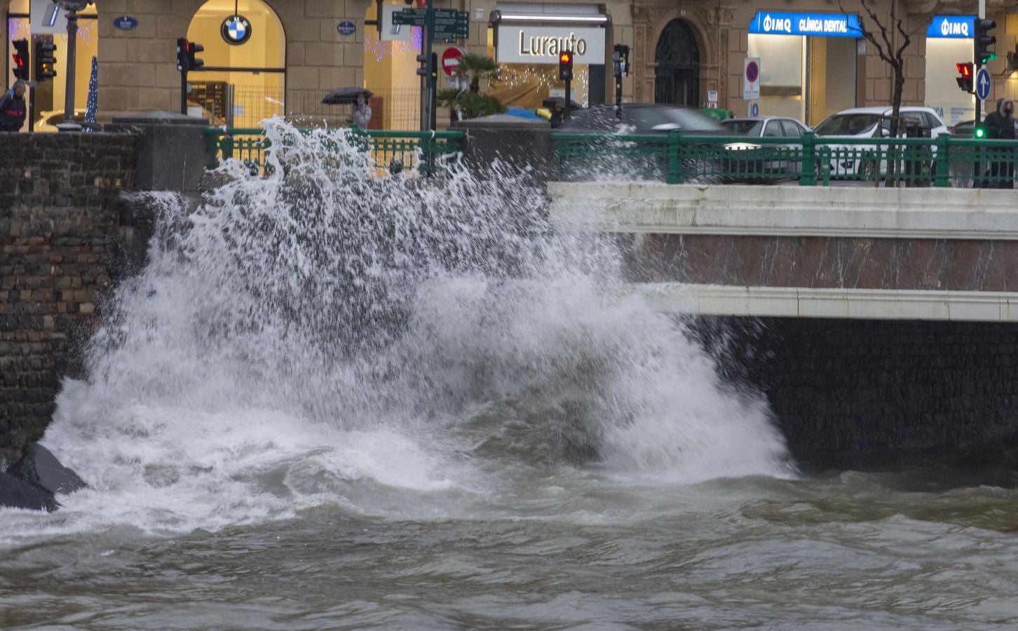 Olas de más de nueve metros ponen en jaque este viernes al litoral guipuzcoano