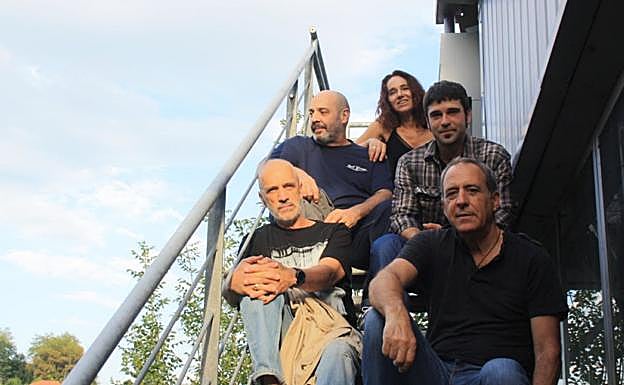 Los componentes de M.O.U., de distintas generaciones del rock donostiarra.