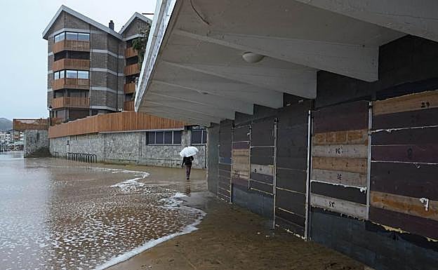 Zarautz se protege con tablones ante el temporal