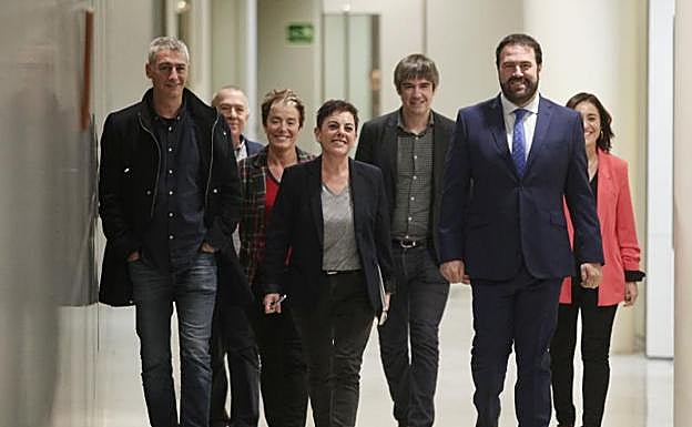 Los parlamentarios de EH Bildu en Madrid, en uno de los pasillos del Congreso. 