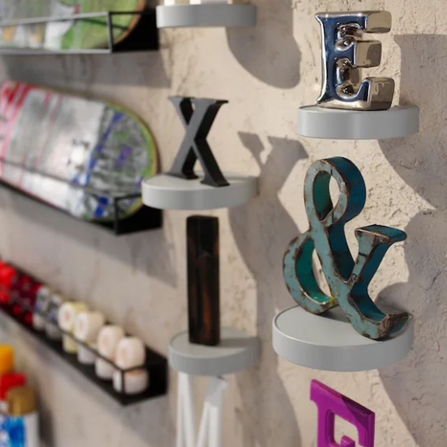 Las estanterías salen de lo convencional y toman las líneas curvas adaptándose a diferentes formas, estilos y materiales