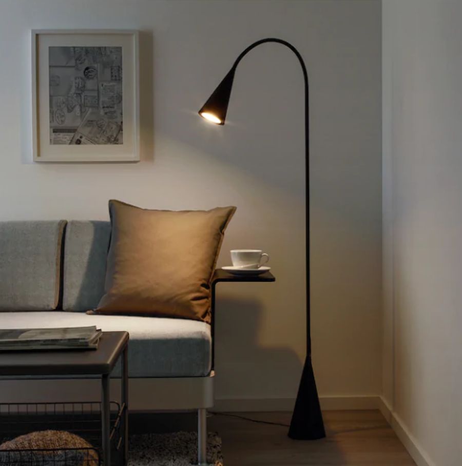 Las lámparas toman estructuras curvas aportando mayor funcionalidad. Estilo moderno perfecto para dar iluminación a estancias como el salón o el comedor