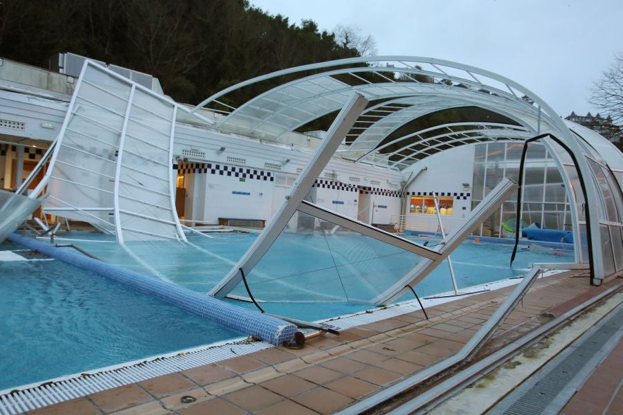 Las rachas de viento han levantado la cubierta de la piscina del Real Club de Tenis de San Sebastián. El suceso ha ocurrido a las 4.30 horas