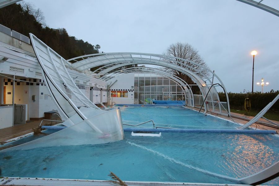 Las rachas de viento han levantado la cubierta de la piscina del Real Club de Tenis de San Sebastián. El suceso ha ocurrido a las 4.30 horas