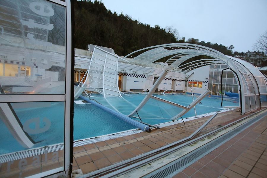 Las rachas de viento han levantado la cubierta de la piscina del Real Club de Tenis de San Sebastián. El suceso ha ocurrido a las 4.30 horas
