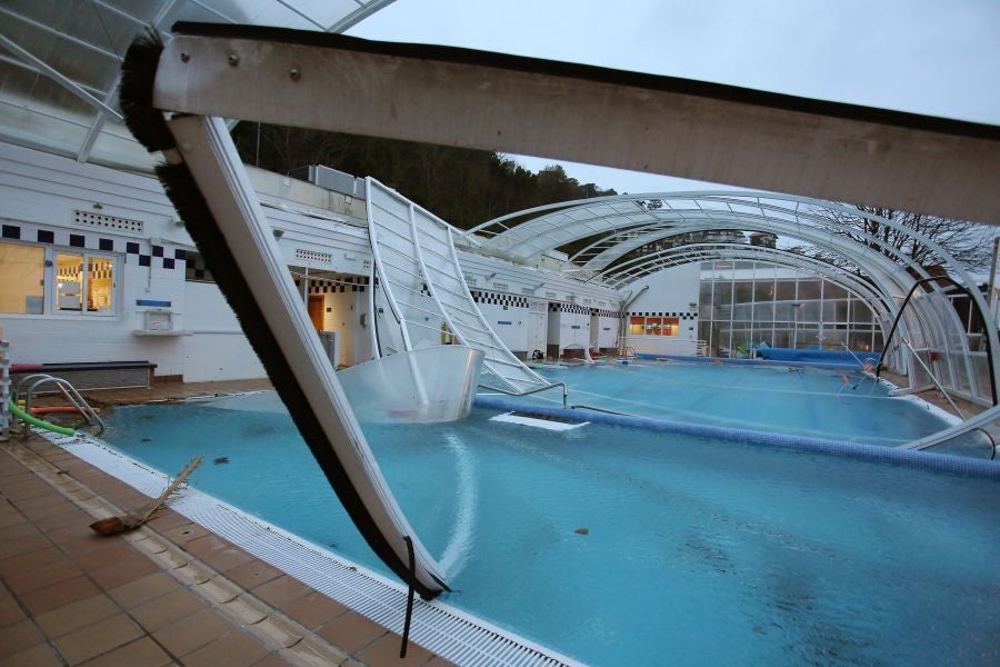 Las rachas de viento han levantado la cubierta de la piscina del Real Club de Tenis de San Sebastián. El suceso ha ocurrido a las 4.30 horas