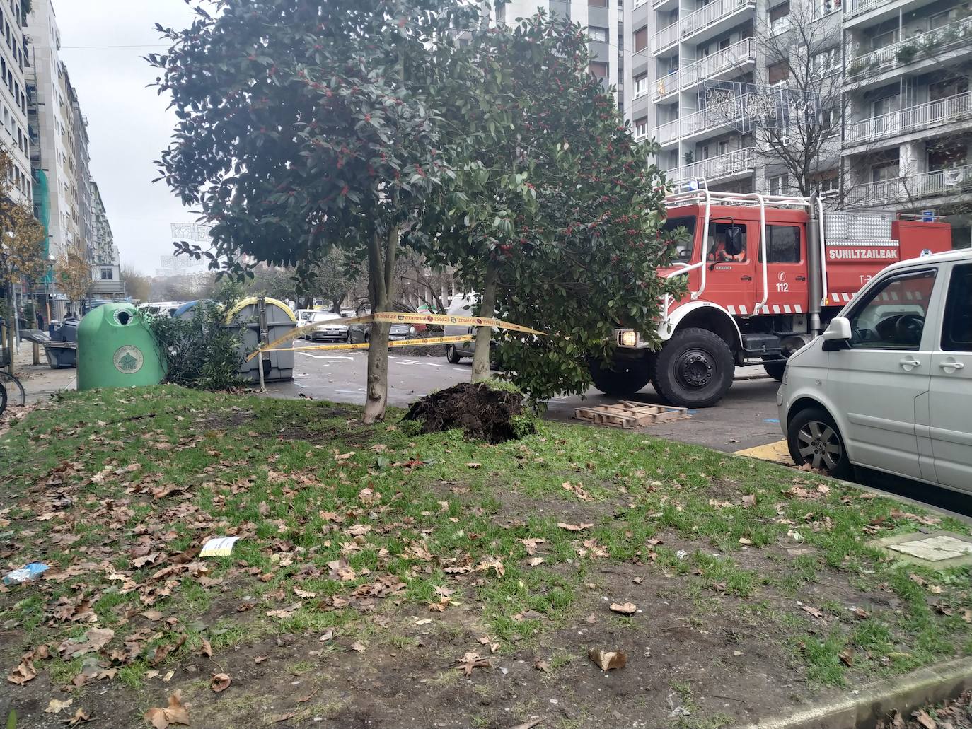 Las rachas de viento alcanzan los 135 km/ h y provocan numerosas incidencias