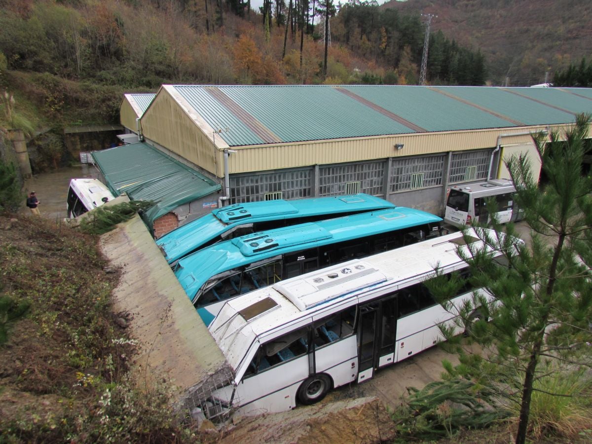Las rachas de viento alcanzan los 135 km/ h y provocan numerosas incidencias