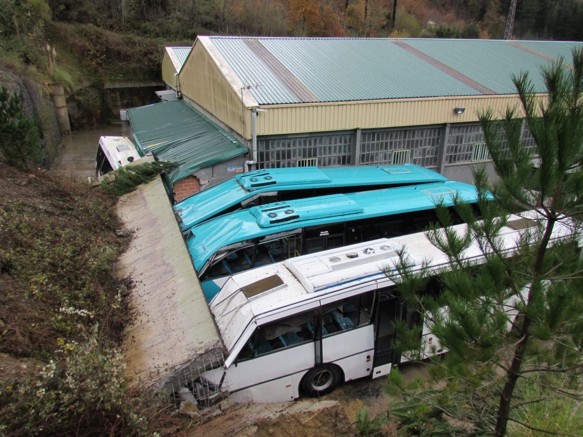 Las rachas de viento alcanzan los 135 km/ h y provocan numerosas incidencias