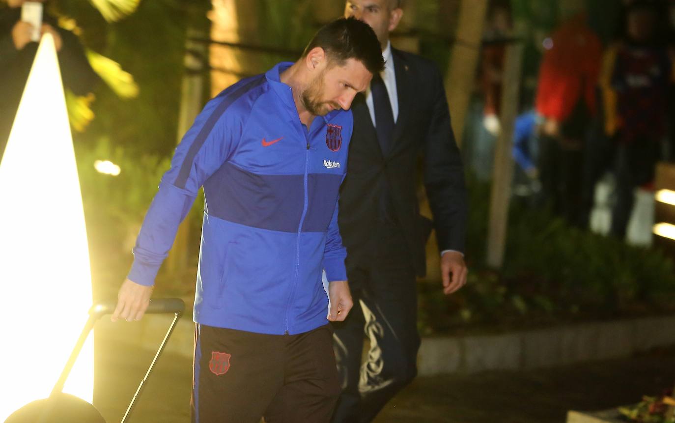 El Barcelona viajó este viernes en chárter a Hondarribia, aunque aterrizó casi una hora más tarde por los problemas derivados del temporal, tras dar varias vueltas al aeródromo. Pasadas las nueve de la noche, los Messi, Súarez, Griezmann y compañía llegaron al hotel María Cristina para descansar.
