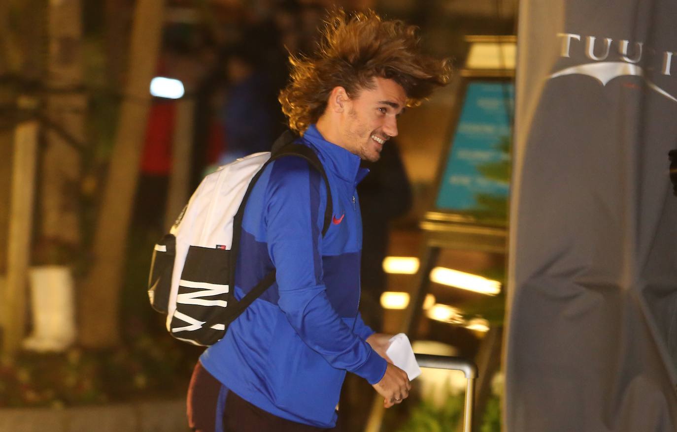 El Barcelona viajó este viernes en chárter a Hondarribia, aunque aterrizó casi una hora más tarde por los problemas derivados del temporal, tras dar varias vueltas al aeródromo. Pasadas las nueve de la noche, los Messi, Súarez, Griezmann y compañía llegaron al hotel María Cristina para descansar.