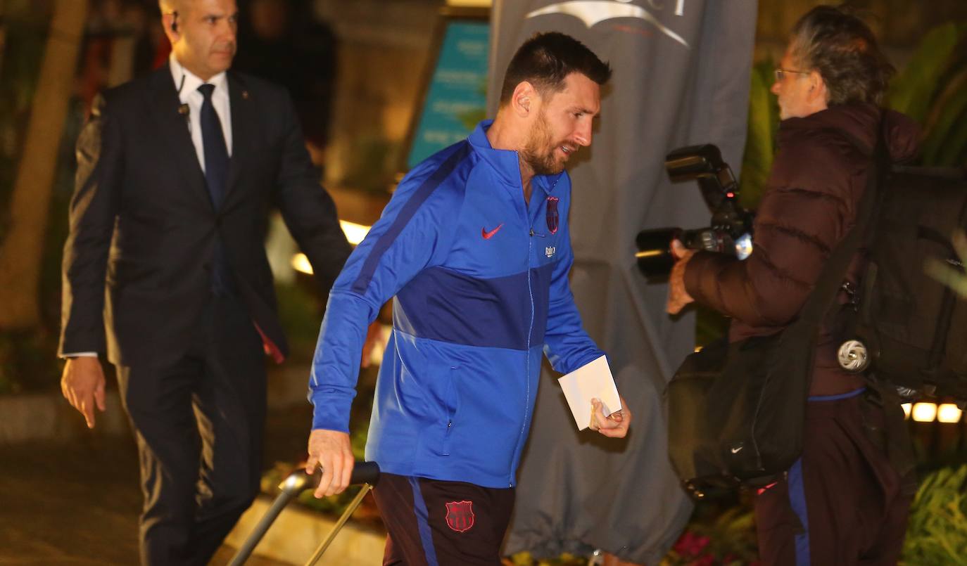 El Barcelona viajó este viernes en chárter a Hondarribia, aunque aterrizó casi una hora más tarde por los problemas derivados del temporal, tras dar varias vueltas al aeródromo. Pasadas las nueve de la noche, los Messi, Súarez, Griezmann y compañía llegaron al hotel María Cristina para descansar.