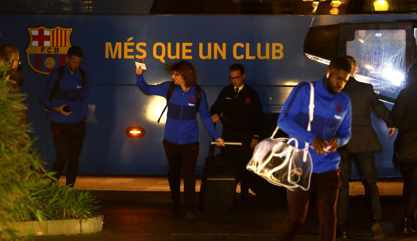 El Barcelona viajó este viernes en chárter a Hondarribia, aunque aterrizó casi una hora más tarde por los problemas derivados del temporal, tras dar varias vueltas al aeródromo. Pasadas las nueve de la noche, los Messi, Súarez, Griezmann y compañía llegaron al hotel María Cristina para descansar.