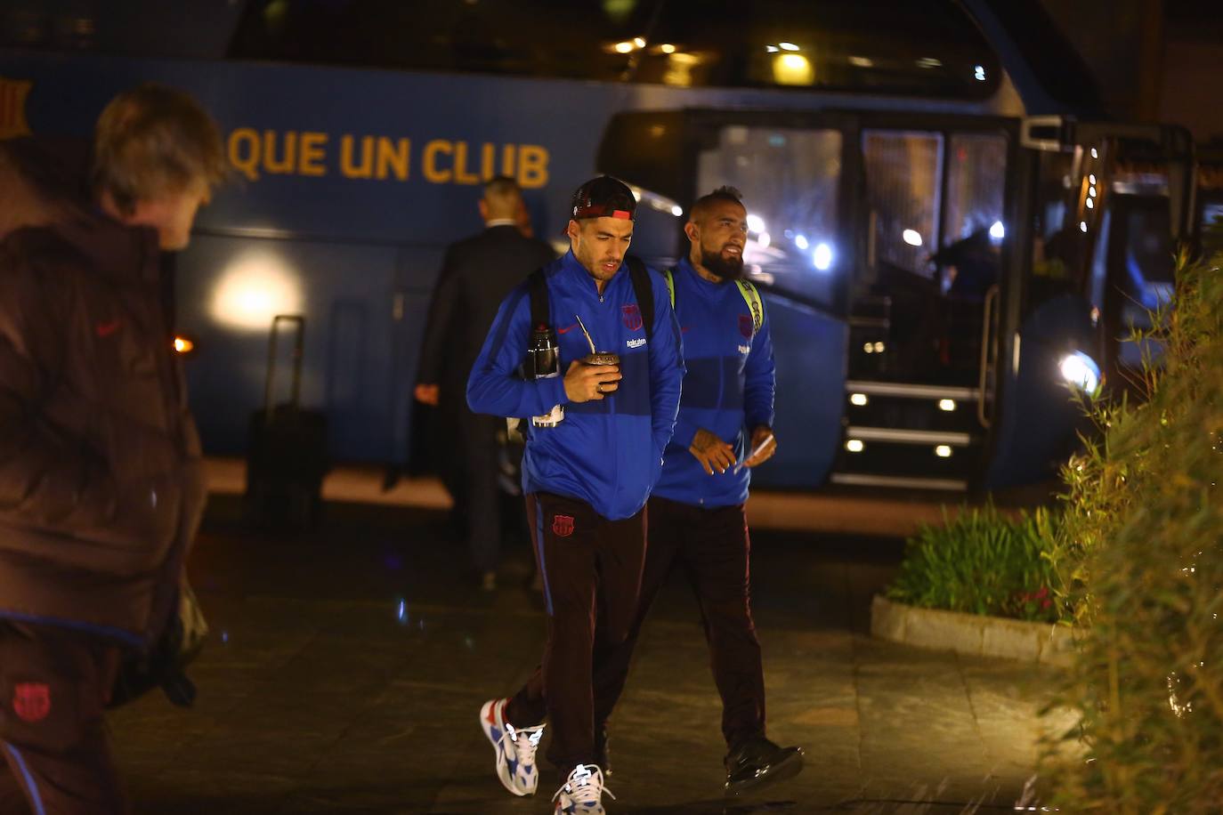 El Barcelona viajó este viernes en chárter a Hondarribia, aunque aterrizó casi una hora más tarde por los problemas derivados del temporal, tras dar varias vueltas al aeródromo. Pasadas las nueve de la noche, los Messi, Súarez, Griezmann y compañía llegaron al hotel María Cristina para descansar.