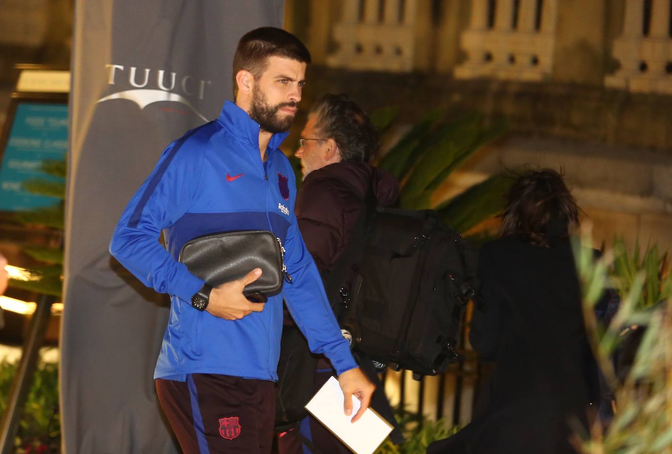 El Barcelona viajó este viernes en chárter a Hondarribia, aunque aterrizó casi una hora más tarde por los problemas derivados del temporal, tras dar varias vueltas al aeródromo. Pasadas las nueve de la noche, los Messi, Súarez, Griezmann y compañía llegaron al hotel María Cristina para descansar.