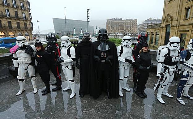 Imagen principal - La solidaria tropa vasca de ‘Star Wars’ en San Sebastián