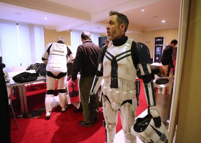 Imagen secundaria 1 - La solidaria tropa vasca de ‘Star Wars’ en San Sebastián