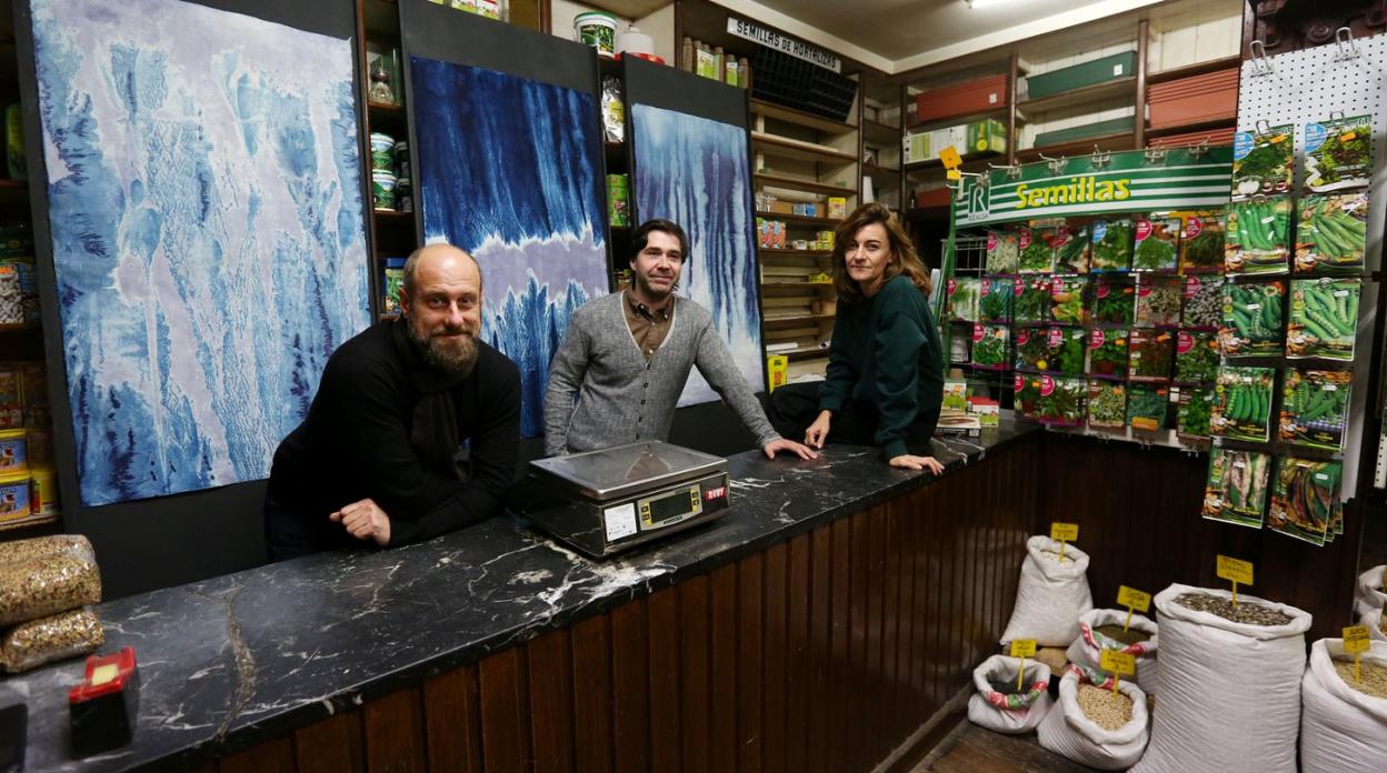 Jon Cazenave, Jaime de los Ríos y Eva Villar, entre obras de la exposición y semillas de la tienda.