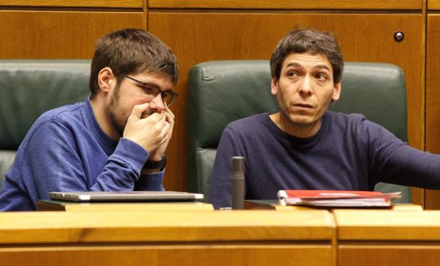 Lander Martínez y Jon Hernández, portavoz de Ezker Anitza, ayer en el Parlamento. 