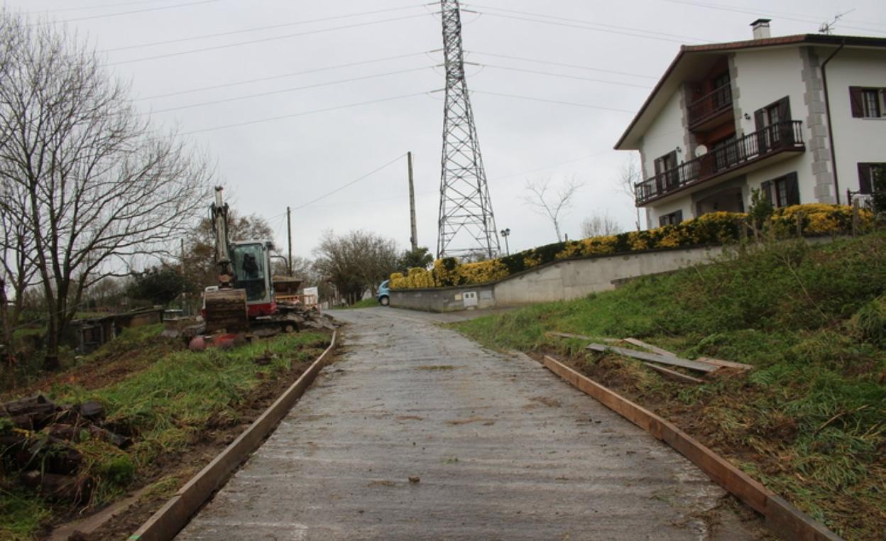 Larraburu bidean konpontzeko lanak egiten ari dira. 