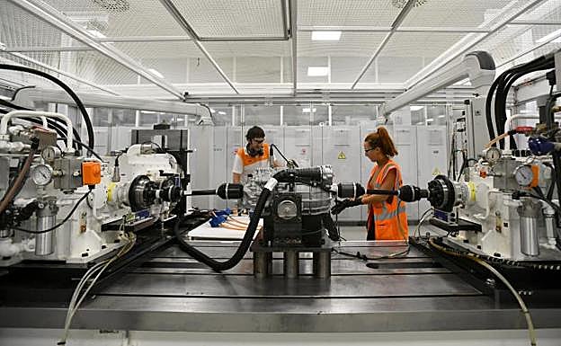 Especialistas de la sección de Ingeniería de GKN realizan pruebas en un motor híbrido diseñado en la planta de Zumaia.