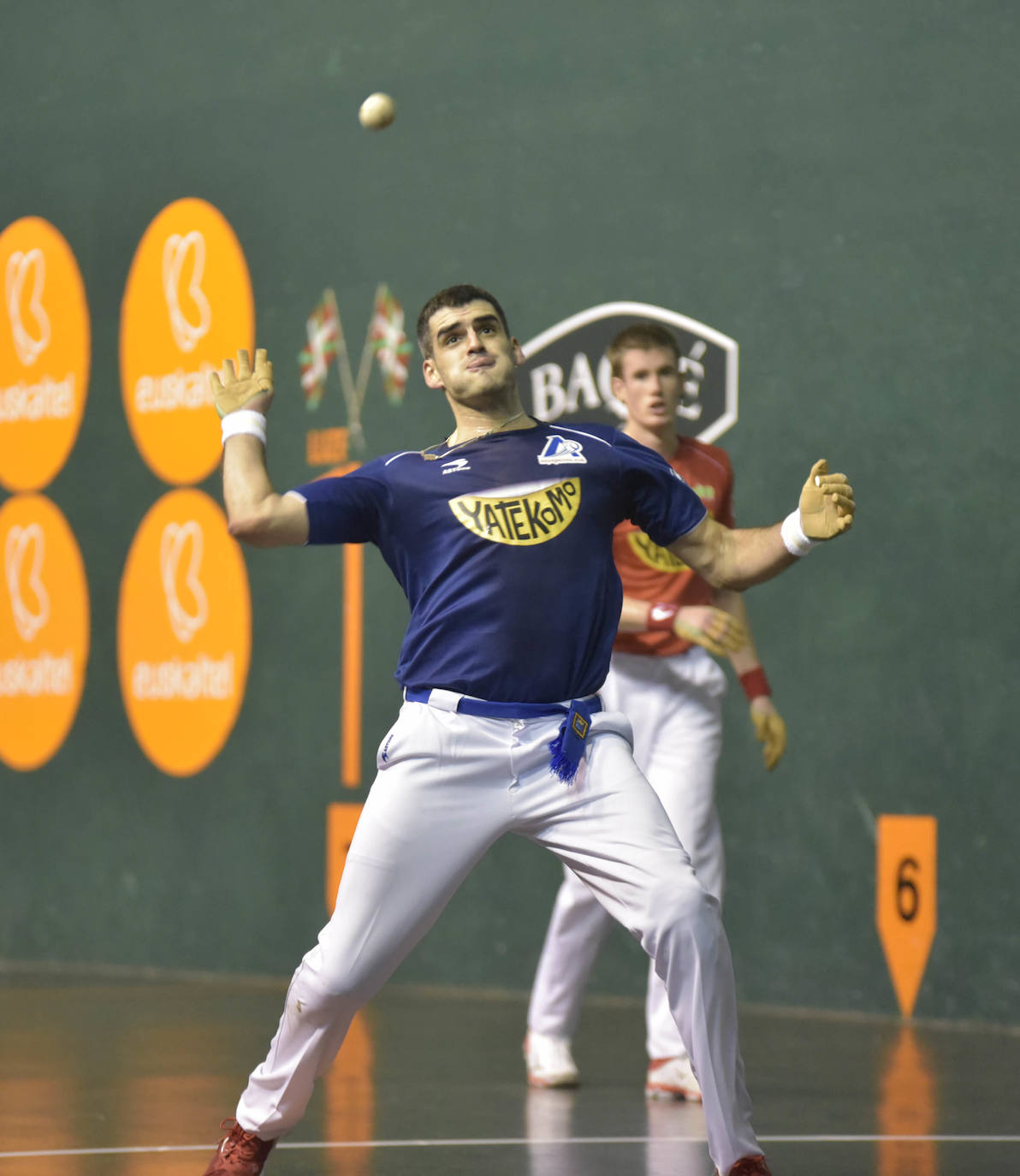 Ezkurdia y Martija han solventado con trabajo y apuros su partido ante Bengoetxea VI y Mariezkurrena II del Campeonato de Parejas este viernes en un Ederrena de Urretxu en el que se han agotado las entradas.