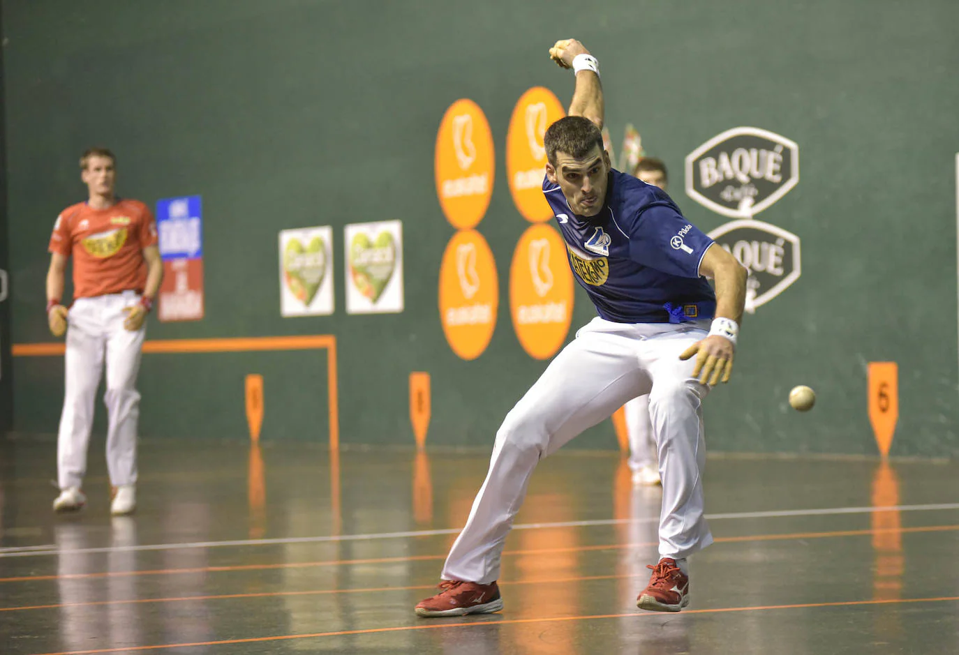 Ezkurdia y Martija han solventado con trabajo y apuros su partido ante Bengoetxea VI y Mariezkurrena II del Campeonato de Parejas este viernes en un Ederrena de Urretxu en el que se han agotado las entradas.